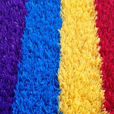 قرمز زرد آبی بنفش مصنوعی بچه ها چمن چمن رنگین کمان باند تراکم 22050 بخیه / متر مربع