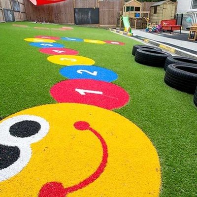 قرمز زرد آبی بنفش مصنوعی بچه ها چمن چمن رنگین کمان باند تراکم 22050 بخیه / متر مربع