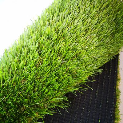 8204 فرش چمن پلاستیکی راه حل نهایی برای منظره سازی و تزئین باغ